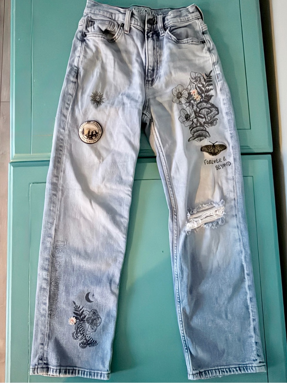 Arizona Jean Co. Highest-Rise Vintage Straight Jeans Size 2 Graphic Patch Floral